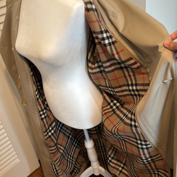 Vintage Burberry full length trench coat with zip out wool lining. Like new. - Picture 7 of 11